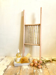 Chippy pink bath rack